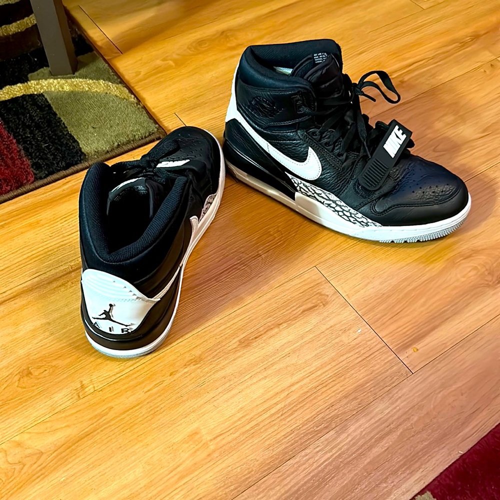 Selling Jordan Nike, size 10,